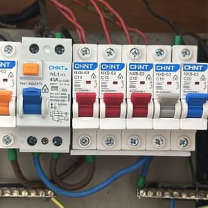 מפסקי חשמל ולוחות בקרה בתחום החשמלאות