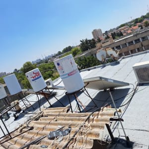 דודי שמש על גג עם איטום גג