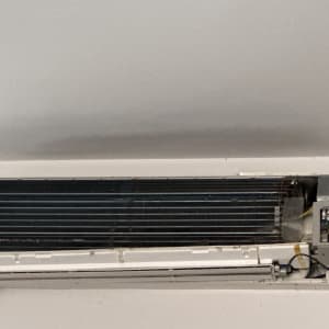 יחידת מיזוג אוויר מותקנת על קיר