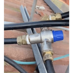 חיבורים וצינורות על גג, חלק ממערכת סולארית