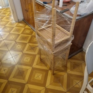 שולחן עטוף בניילון נצמד ליד ארון מטבח