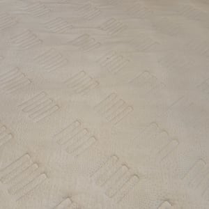 מזרן נקי על מיטה עם מסגרת עץ