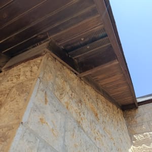 רשת למניעת כניסת יונים מתחת לגג