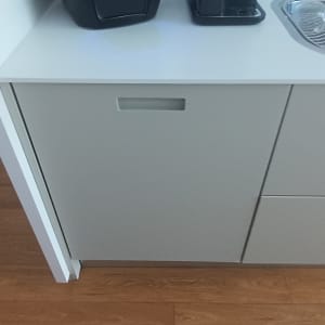 מכונת קפה על משטח מטבח ליד כיור