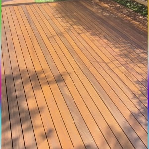 דק עץ בגינה עם עציצים וריהוט חוץ