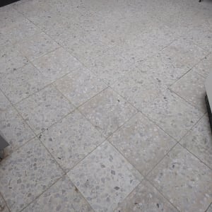 רצפת אריחים עם סימני לכלוך ותיקון