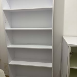 מדף לבן ריק ליד ארון קטן