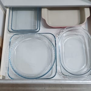 כלי זכוכית לאפייה מסודרים במגירה במטבח