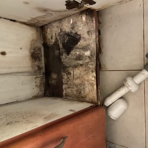 צינור פלסטיק לבן עם חיבורי זווית על רצפה