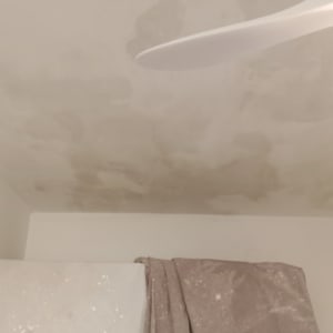 תקרה עם סימני רטיבות וכיסוי בד להגנה