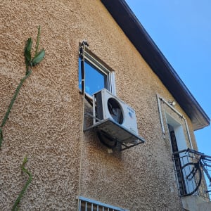 גג עם קצה כהה מעל קיר חיצוני