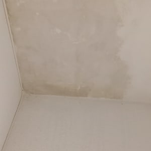 תיקון קיר עם סימני צבע שונים