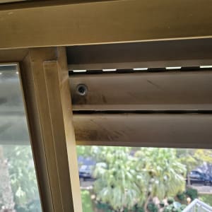 תמונה של תריס חלון עם נוף חיצוני