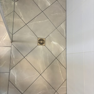 ריצוף קרמיקה בחדר אמבטיה עם ניקוז