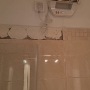 תיקון קיר עם טיח מתקלף ליד חימום חשמלי