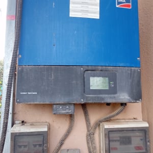 מערכת סולארית עם ממיר חשמל על קיר חיצוני