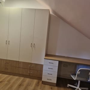 ארון בגדים ושולחן עבודה מעץ בחדר