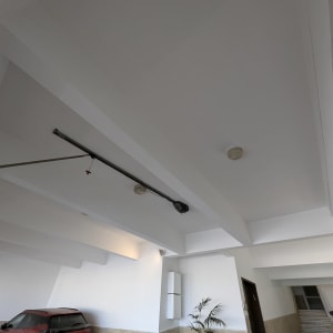 תקרה צבועה בלבן עם קורות חשופות