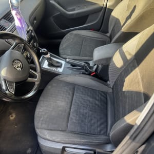 מושבי רכב פנימיים עם כיסוי שחור