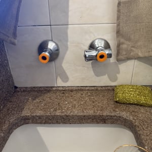 כיור עם ברזים ותושבת מתכת