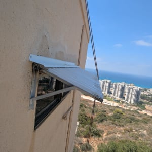 בניין עם חלון ומרפסת נוף לים
