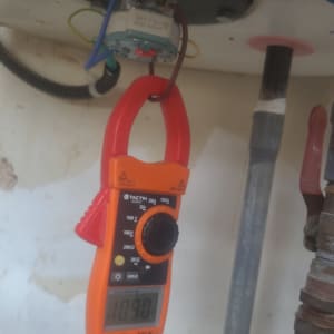 מד מתח מחובר לדוד שמש עם חוטים צבעוניים