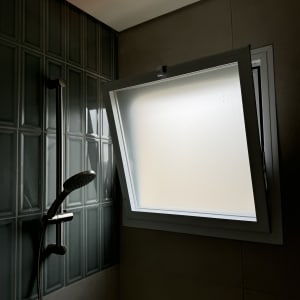 חלון אלומיניום פתוח בחדר אמבטיה