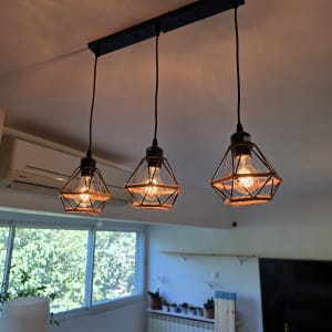 שלושה מנורות תלויות עם נורות דולקות