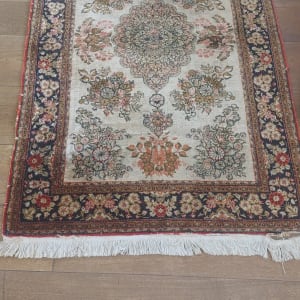 שטיח פרסי מעוצב על רצפת עץ