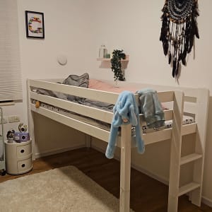 מיטת קומותיים עם סולם בחדר ילדים