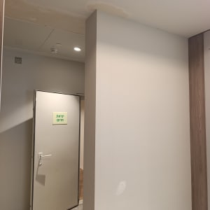 קיר עם סימני תיקון ויציאה חירום