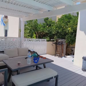 כלי עבודה על שולחן בגינה עם פרגולה