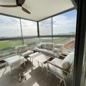 מרפסת עם ריהוט גן ומסגרות אלומיניום