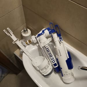 חלקי אינסטלציה בכיור בחדר אמבטיה