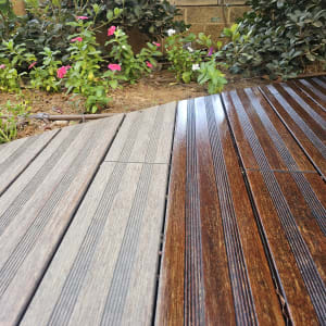 דק עץ בגינה עם פרחים צבעוניים ברקע