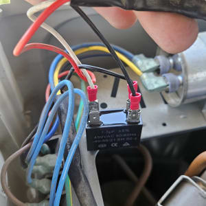 חוטי חשמל ומחברים במערכת מיזוג אוויר