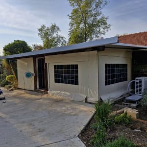 סוכך בד לבן עם חלונות שקופים על מבנה חיצוני