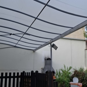 סככה מותקנת בחצר עם גג שקוף