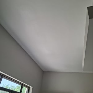 תקרת גבס חלקה עם חלון בצד