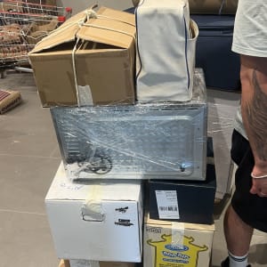 עגלת הובלה עם קופסאות ומזוודות בחנות