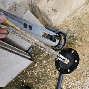 חלקי דוד שמש על הקרקע, כולל צינורות ומתכת.