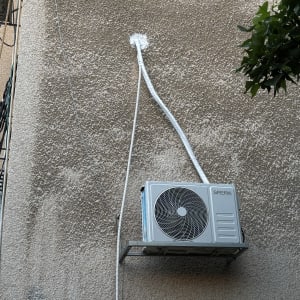 יחידת מיזוג אוויר מותקנת על קיר חיצוני