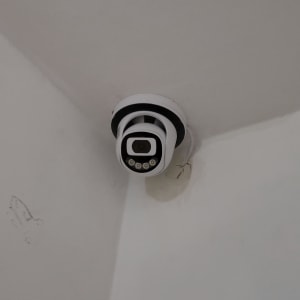 מצלמת אבטחה מותקנת על תקרה בפינה