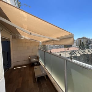 סוכך חום על מרפסת עם מעקה זכוכית