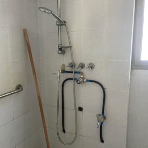 מקלחת עם צינור מים וכלי עבודה