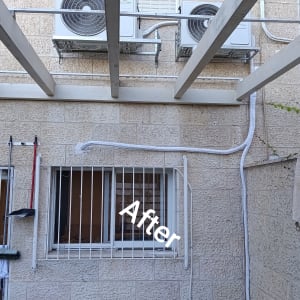 שני מזגנים מותקנים על קיר חיצוני