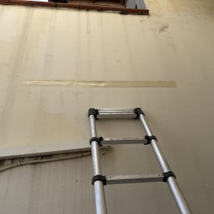 סולם ליד קיר עם איטום