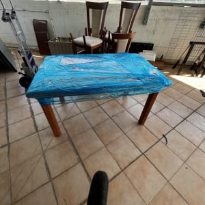 שולחן עטוף בניילון כחול עם עגלת משא