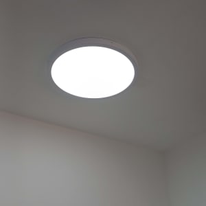 תאורה עגולה מותקנת בתקרה לבנה