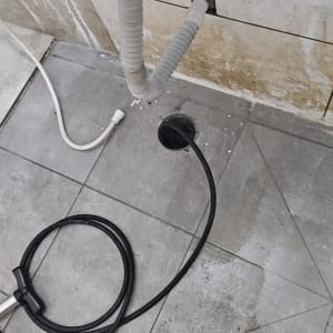 צינורות וכלים על רצפת חדר אמבטיה